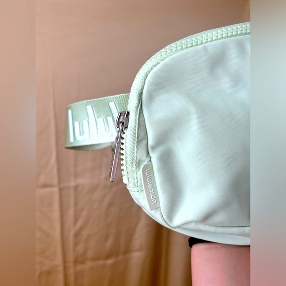 Lululemon💎KOHLRABI GREEN Everywhere Belt Bag 1L💎RARE💎PRISTINE NWOT!! - Picture 8 of 11
